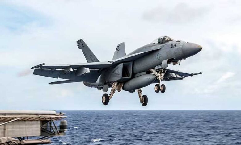 US ने पहली बार F/A-18 सुपर हॉर्नेट से किया ब्लॉकेड हमला, 3 ईरानी जहाज रोके