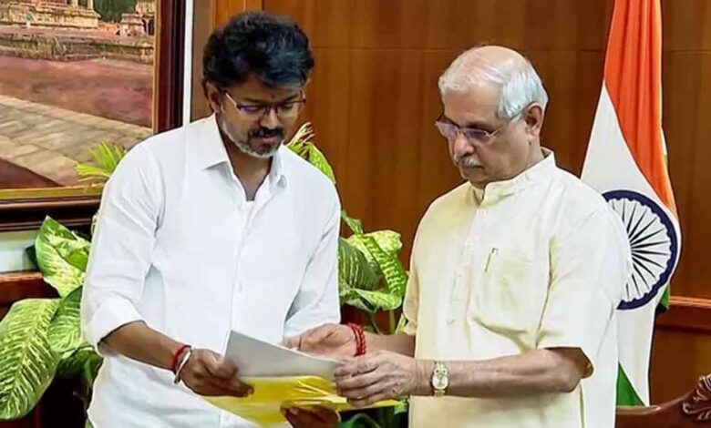 तमिलनाडु में सरकार गठन की हलचल तेज, चौथी बार राज्यपाल से मिले विजय