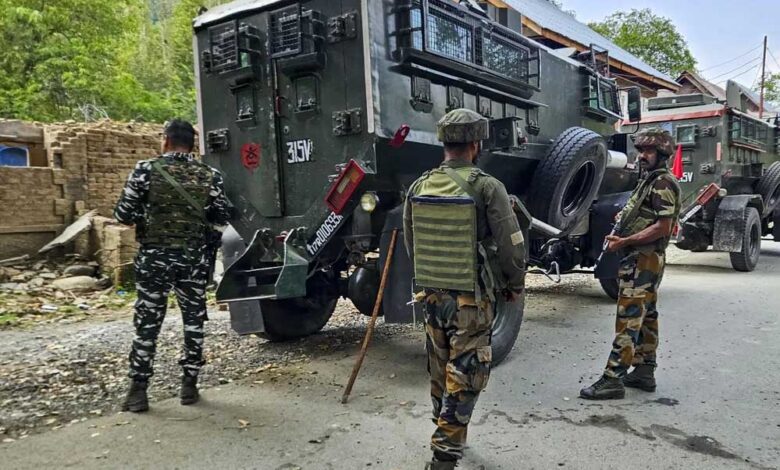 श्रीनगर में बड़ी कार्रवाई: नाका चेकिंग के दौरान 2 संदिग्ध आतंकी गिरफ्तार, हथियार और LeT पोस्टर बरामद