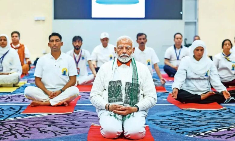 कोलकाता में योग दिवस पर बन सकता है नया रिकॉर्ड, पीएम मोदी के साथ 10 लाख लोगों के योग करने का दावा